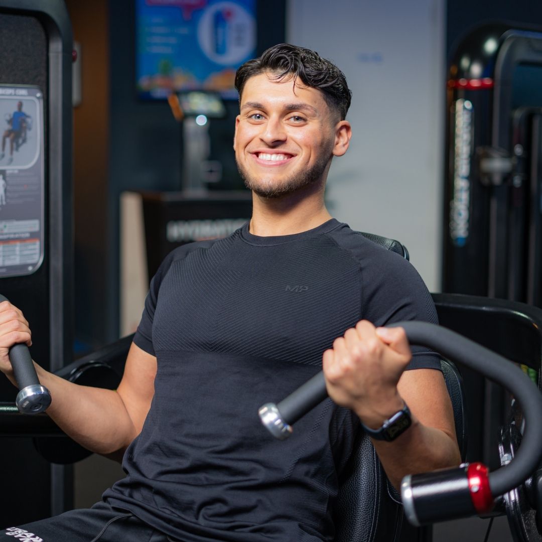 Krachtapparatuur in de fitnesszaal van UltraGym