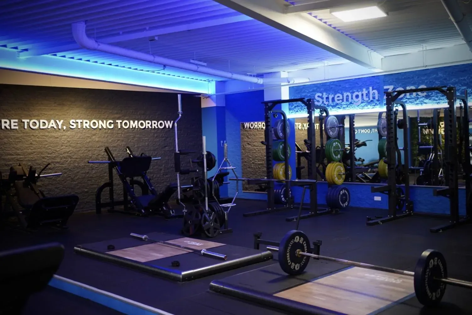 De free weights zone met squat racks